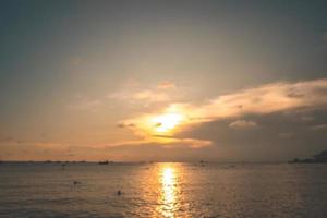 belle vue sur le ciel bleu avec des nuages au lever du soleil. partiellement nuageux. fond nuage été. nuage d'été. nuage de ciel clair avec le coucher du soleil. ciel naturel cinématique beau fond de texture jaune et blanc photo