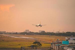 ho chi minh ville, vietnam - 12 février 2022 un avion survole des zones urbaines en préparant l'atterrissage à l'aéroport international de tan son nhat et décolle à l'aéroport de tsn photo