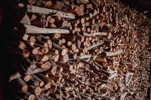 grumes de pin fraîchement coupées en tas de bois à l'usine de scierie. grande pile de troncs d'arbres à la scierie de production de bois. traitement du bois dans un entrepôt de construction en bois. souches de bois de chauffage hachées. sylviculture photo