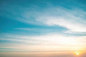 été de nuage de fond. nuage d'été. cinématique de nuage de ciel. ciel naturel magnifique et fond de texture coucher de soleil cinématographique photo