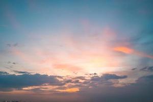 été de nuage de fond. nuage d'été. cinématique de nuage de ciel. ciel naturel magnifique et fond de texture coucher de soleil cinématographique photo