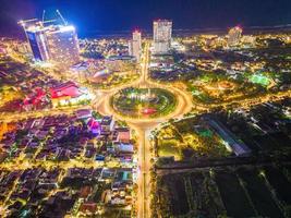 vung tau vue d'en haut, avec rond-point, maison, mémorial de la guerre du vietnam au vietnam. photographie longue exposition la nuit. photo