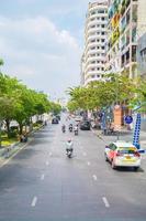 ho chi minh ville, vietnam - 13 février 2022 la rue nguyen hue a été rénovée, située dans le district 1 est un point focal majeur de la vie de la ville, avec un centre commercial piétonnier, des restaurants, des boutiques et des grands hôtels. photo