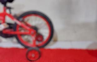 vélo pour enfants rouge défocalisé. photo