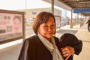 portrait de vieilles femmes asiatiques dans la gare routière de yiwu lorsqu'elle arrive à la ville de yiwu en chine photo