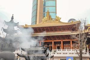 temple jing'an le temple de la ville de shanghai avec de la fumée de bâton d'encens ou d'encens photo