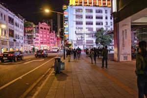 guangzhou chine - 26 novembre 2015 chinois inconnus marchant dans la route de pékin la célèbre rue piétonne de la ville de guangzhou chine photo