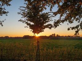 coucher du soleil dans le muensterland allemand photo