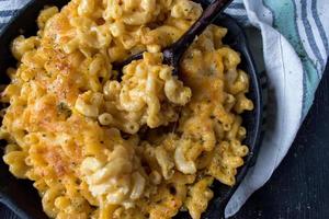 macaroni cuit au four gastronomique et nouilles au fromage dans un plat en fonte rustique à plat photo