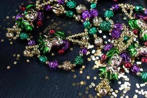 perles de mardi gras en or, vert et violet photo