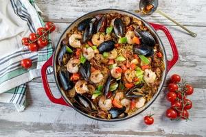 paella méditerranéenne dans un plat en fonte vue de dessus photo