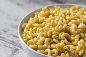 macaroni et nouilles au fromage dans le plat photo