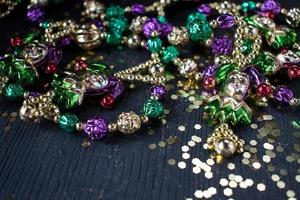 perles de mardi gras en or, vert et violet photo