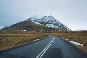 le magnifique paysage le long du road trip en islande. l'islande est un pays de contrastes saisissants. un endroit où le feu et la glace coexistent. photo
