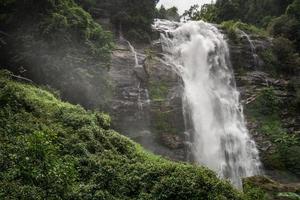 les cascades de wachirathan sont la deuxième cascade majeure sur le chemin du parc national de doi inthanon, celle-ci est une cascade impressionnante et puissante de la province de chiang mai en thaïlande. photo