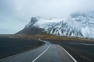 le magnifique paysage le long du road trip en islande. l'islande est un pays de contrastes saisissants. un endroit où le feu et la glace coexistent. photo