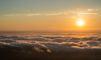 le beau lever de soleil pendant la saison hivernale du myanmar. photo