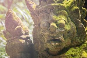 la statue géante de roche de style balinais traditionnel, décorative populaire dans de nombreux temples de la religion hindoue de bali, en indonésie. photo
