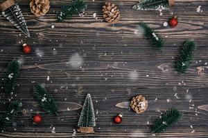 décoration de composition de vacances de noël sur fond de bois, nouvel an et noël ou anniversaire avec des cadeaux sur une table en bois en saison, vue de dessus ou à plat. photo