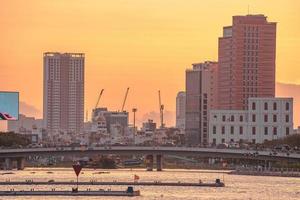 ho chi minh, vietnam - 13 février 2022 vue sur le bâtiment de la tour financière bitexco, les bâtiments, les routes, le pont thu thiem et la rivière saigon à ho chi minh ville au coucher du soleil. image panoramique de haute qualité. photo