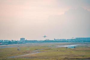 ho chi minh ville, vietnam - 12 février 2022 un avion survole des zones urbaines en préparant l'atterrissage à l'aéroport international de tan son nhat et décolle à l'aéroport de tsn photo