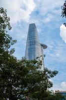 ho chi minh ville, vietnam - 13 février 2022 tour financière bitexco, gratte-ciel vu d'en bas vers un ciel. développement urbain avec une architecture moderne photo