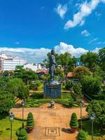 vung tau - 2 juillet 2022 tran hung dao statue dans la ville de vung tau au vietnam. monument du chef militaire sur fond de ciel bleu photo