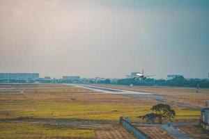 ho chi minh ville, vietnam - 12 février 2022 un avion survole des zones urbaines en préparant l'atterrissage à l'aéroport international de tan son nhat et décolle à l'aéroport de tsn photo