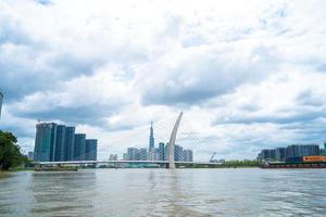 ho chi minh ville, vietnam - 22 mai 2022 pont thu thiem 2, reliant la péninsule de thu thiem et le district 1 de l'autre côté de la rivière saigon dans le port de bach dang photo