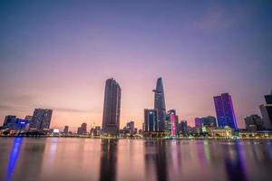 ho chi minh, vietnam - 19 février 2022 vue sur le bâtiment de la tour financière bitexco, les bâtiments, les routes, le pont thu thiem et la rivière saigon à ho chi minh ville au coucher du soleil. image panoramique de haute qualité. photo