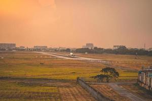 ho chi minh ville, vietnam - 12 février 2022 un avion survole des zones urbaines en préparant l'atterrissage à l'aéroport international de tan son nhat et décolle à l'aéroport de tsn photo