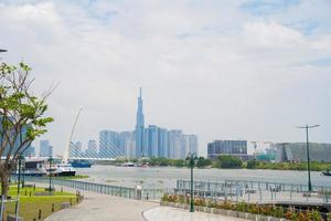 ho chi minh ville, vietnam - 13 février 2022 skyline avec le gratte-ciel historique 81, un nouveau pont à haubans est en train de construire reliant la péninsule de thu thiem et le district 1 de l'autre côté de la rivière saigon. photo