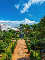 vung tau - 2 juillet 2022 tran hung dao statue dans la ville de vung tau au vietnam. monument du chef militaire sur fond de ciel bleu photo