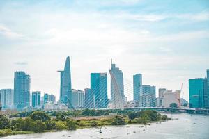 ho chi minh ville, vietnam - 12 février 2022 tour financière bitexco, gratte-ciel vu d'en bas vers un ciel. développement urbain avec une architecture moderne photo