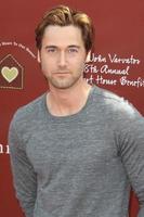 los angeles, 13 mars - ryan eggold arrivant au john varvatos 8e prestation annuelle de stuart house au magasin john varvaots le 13 mars 2011 à los angeles, ca photo