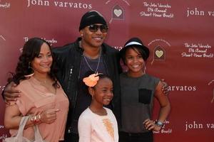 los angeles, 13 mars - ll cool j arrivant au john varvatos 8e prestation annuelle de stuart house au magasin john varvaots le 13 mars 2011 à los angeles, ca photo