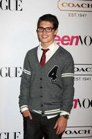 los angeles, 23 sept - gregg sulkin arrivant à la 9e soirée annuelle teen vogue young hollywood aux studios paramount le 23 septembre 2011 à los angeles, ca photo