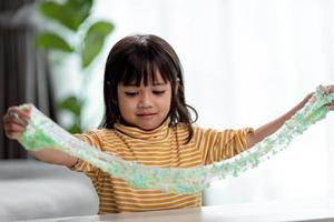 un enfant joue avec du handgum. boue dans les mains des enfants. photo