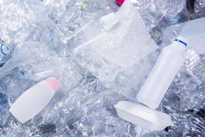 déchets poubelles et emballages plastiques usagés non dégradables photo