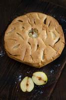 délicieuse tarte aux poires sur table. tarte tatin aux poires sur planche de bois. tarte aux poires fraîches bio maison ou fond de tarte. photo