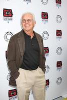 Los Angeles, 12 avril - William Devane arrive à Warner Brothers Television - Lancement de l'exposition hors de la boîte au Paley Center for Media le 12 avril 2012 à Beverly Hills, Californie photo