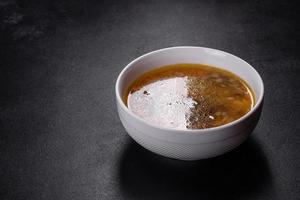 assiette de soupe aux champignons aux cèpes, persil frais et poivre photo
