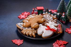 délicieux biscuits au pain d'épice au miel, au gingembre et à la cannelle photo