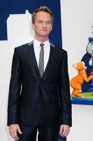 los angeles, 28 juillet - neil patrick harris arrive à la première des schtroumpfs 2 au théâtre du village le 28 juillet 2013 à westwood, ca photo