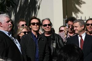 los angeles, 9 février - paul mccartney, neil young au hollywood walk of fame cérémonie pour paul mccartney au capital records building le 9 février 2012 à los angeles, ca photo