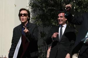 los angeles, 9 février - paul mccartney, eric garcetti, lors de la cérémonie du walk of fame de hollywood pour paul mccartney au capital records building le 9 février 2012 à los angeles, ca photo