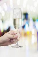 main d'homme tenant un verre de champagne prêt à boire isolé sur fond blanc - personnes en fête concept de célébration heureuse. la photo comprend un chemin de détourage.