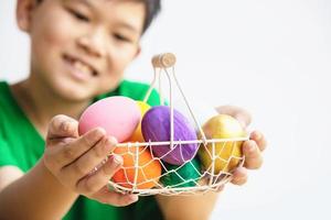 enfant montrant joyeusement des oeufs de pâques colorés - concept de célébration de vacances de pâques photo