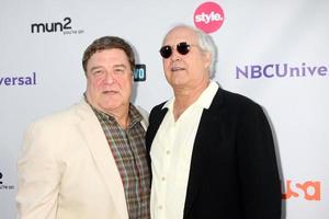 los angeles, 1er août - john goodman, chevy chase arrivant à la nbc tca summer 2011 party à l'hôtel sls le 1er août 2011 à los angeles, ca photo