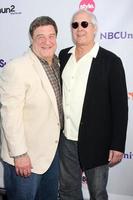 los angeles, 1er août - john goodman, chevy chase arrivant à la nbc tca summer 2011 party à l'hôtel sls le 1er août 2011 à los angeles, ca photo